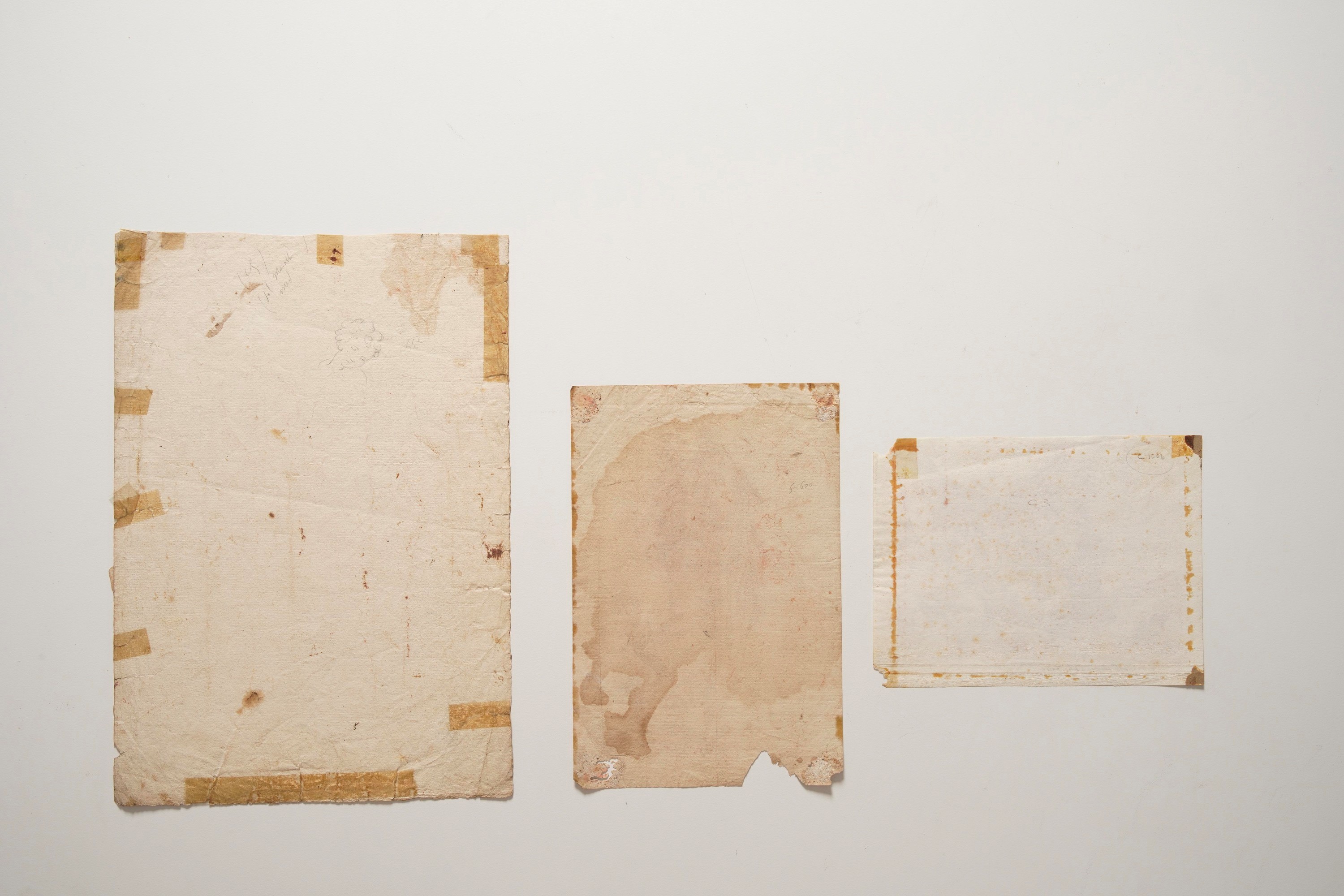 Tre disegni a sanguigna su carta con soggetti diversi
