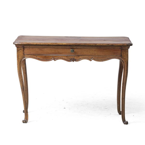 Tavolo in legno intagliato. XVIII secolo