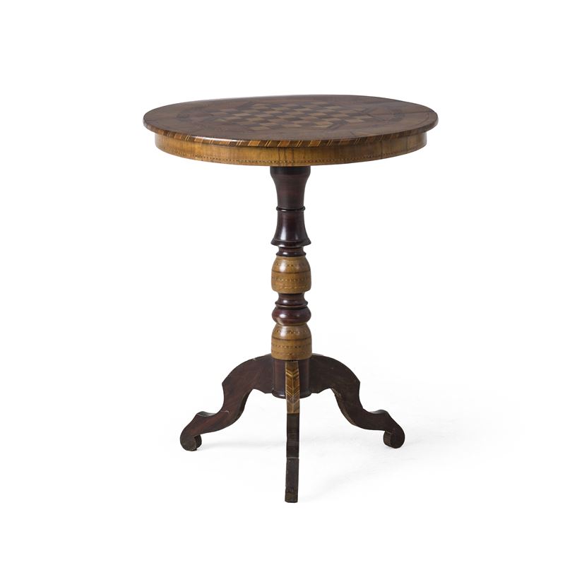 Tavolino con piano circolare lastronato ed intarsiato con scacchiera. XIX-XX secolo  - Asta Antiquariato - Cambi Casa d'Aste