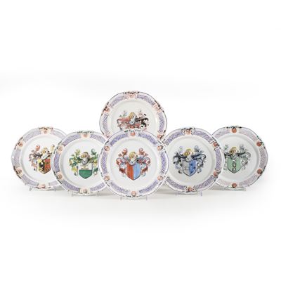 Sette piatti decorativi con stemmi svizzeri, maiolica, diametro 24 cm, XX secolo