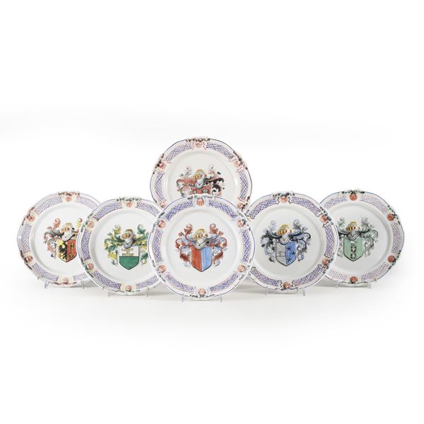 Gruppo di sei piatti in porcellana