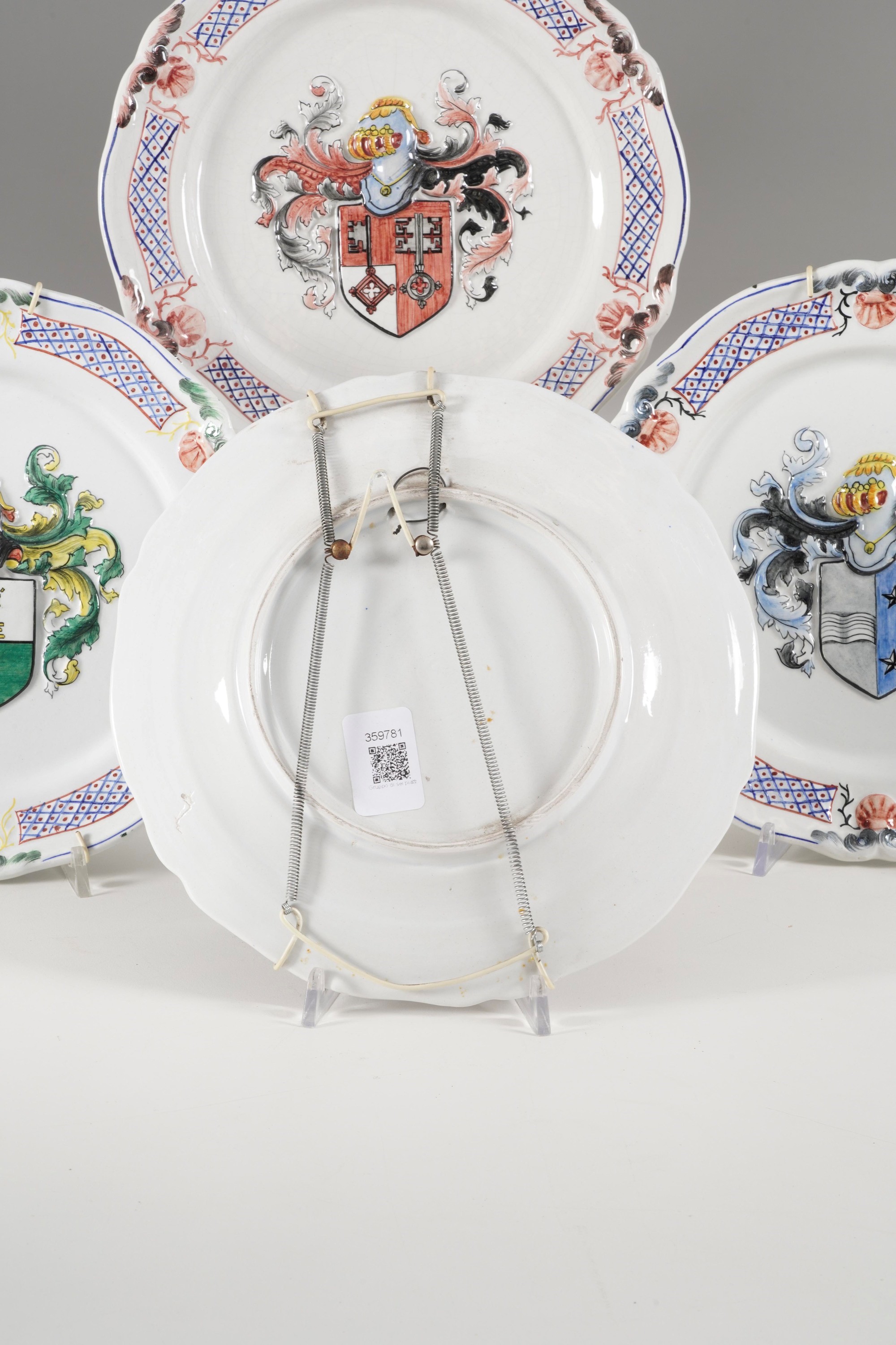 Sette piatti decorativi con stemmi svizzeri, maiolica, diametro 24 cm, XX secolo