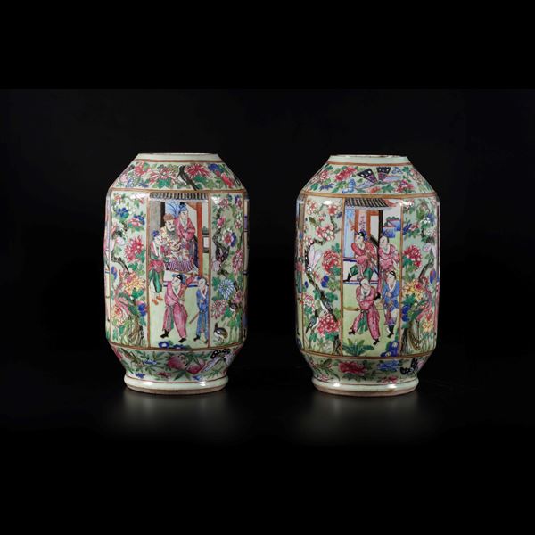 Coppia di vasi in porcellana Famiglia Rosa raffigurante scene di vita comune entro riserve con decori a motivi floreali e fenici, Cina, Dinastia Qing, XIX secolo