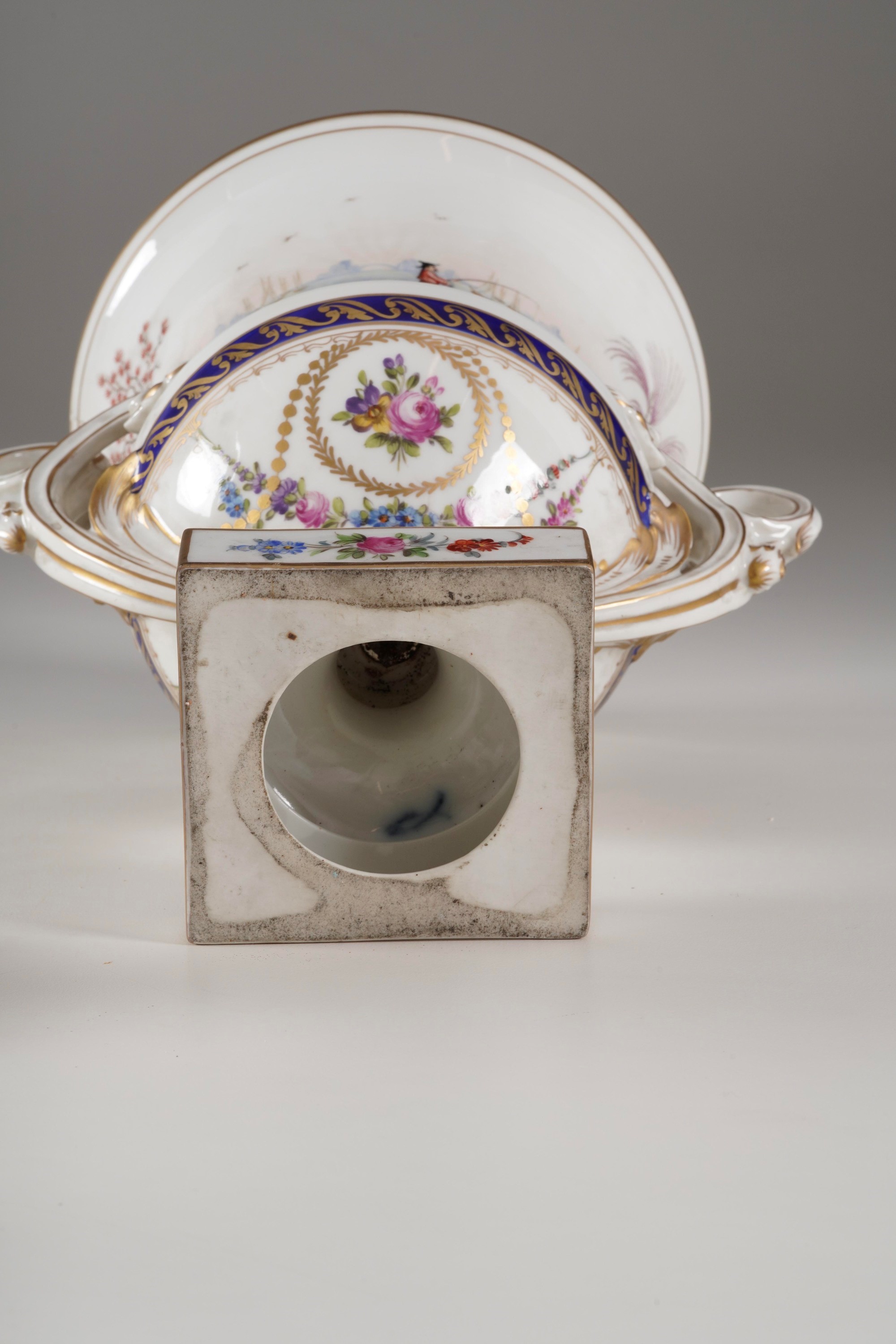 Coppia di vasi bruciaprofumi. Parigi o Dresda, 1880-1900 circa.