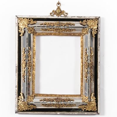 Cornice rivestita con specchi, appliques decorative rocaille dorate