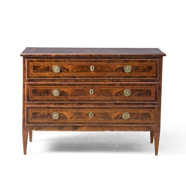 Cassettone Luigi XVI lastronato e filettato. Fine XVIII secolo