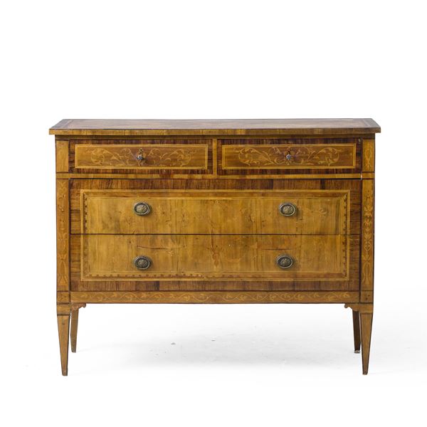 Cassettone Luigi XVI lastronato e filettato. Fine XVIII-XIX secolo