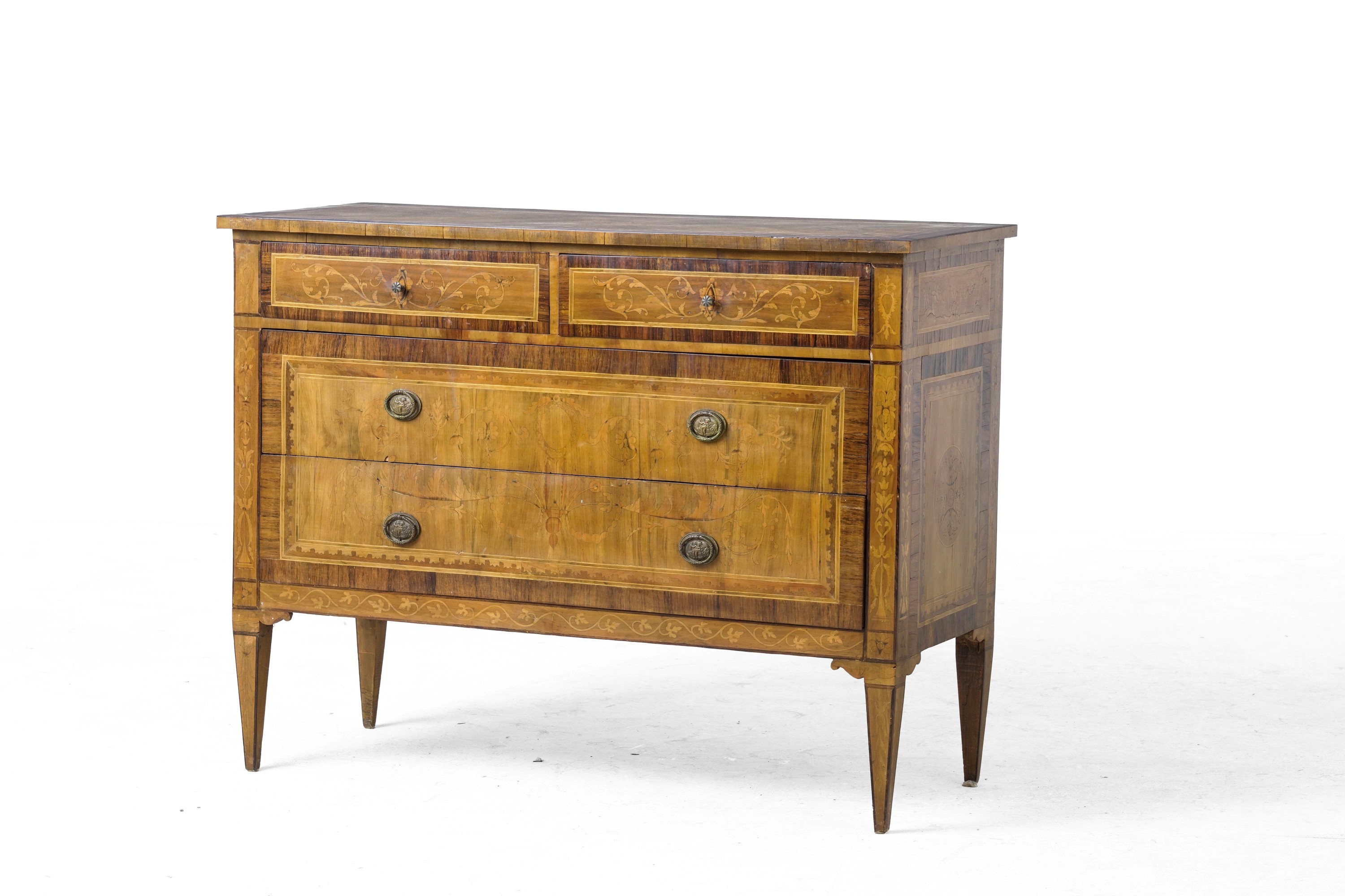 Cassettone Luigi XVI lastronato e filettato. Fine XVIII-XIX secolo