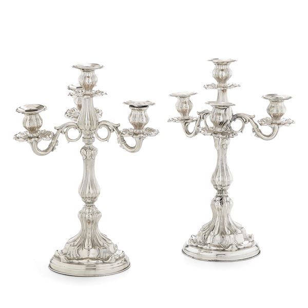 Coppia di candelabri a quattro fiamme. Argenteria artistica  milanese. Marchio con fascio littorio in uso dal 1935 al 1945, argentiere Vittorio Muggia