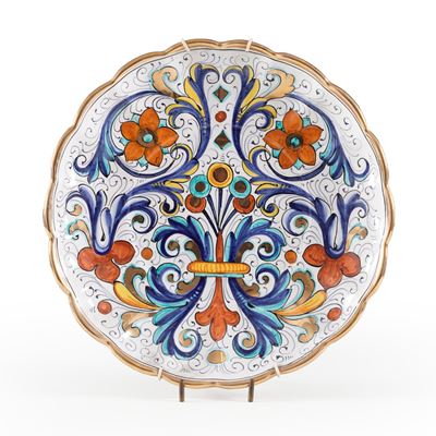 Santucci, Grande piatto in maiolica invetriata con decoro a girali floreali policromi