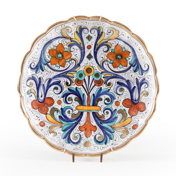 Grande piatto in maiolica invetriata. Santucci, Deruta