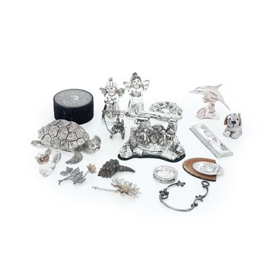 Oggettini vari rivestiti in argento, composto da elementi decorativi da interno