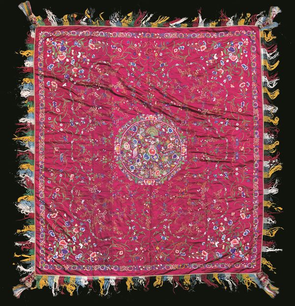 Copriletto in seta a fondo rosso con recami raffiguranti fiori, Cina, Dinastia Qing, XIX secolo