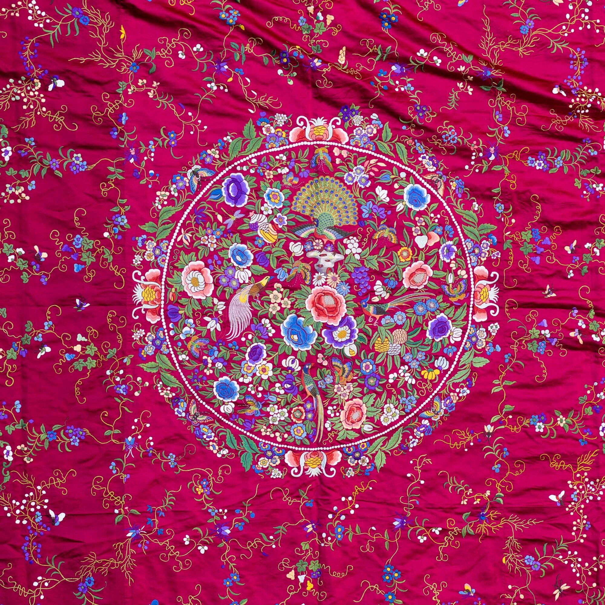 Copriletto, seta a fondo rosso con ricami floreali, Cina, Dinastia Qing, XIX secolo