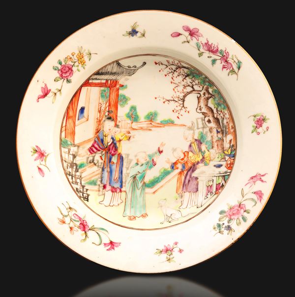 Piatto in porcellana Famiglia Rosa raffigurante scena di vita comune, Cina, Dinastia Qing, epoca Qianlong (1736-1796)