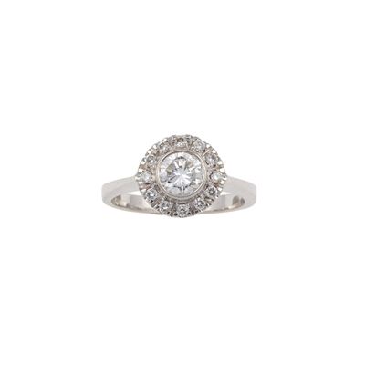 Anello, diamante centrale taglio rotondo con contorno di piccoli diamanti, oro bianco 750/1000