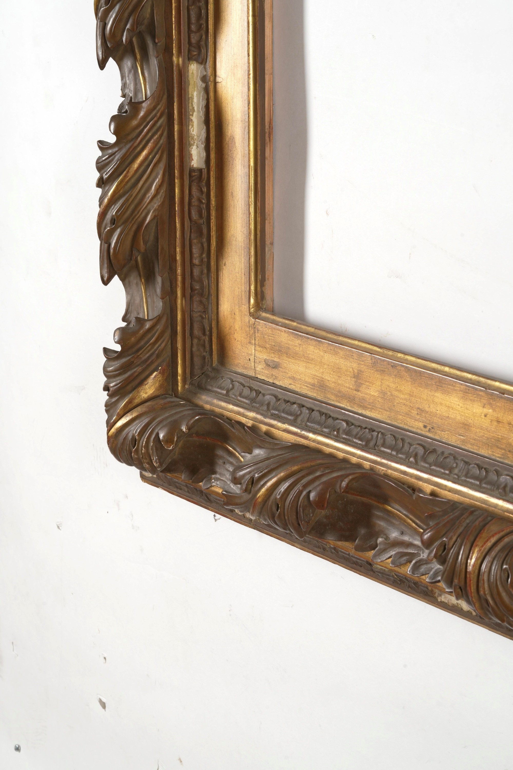 Cornice, in legno dipinto e dorato, XX secolo