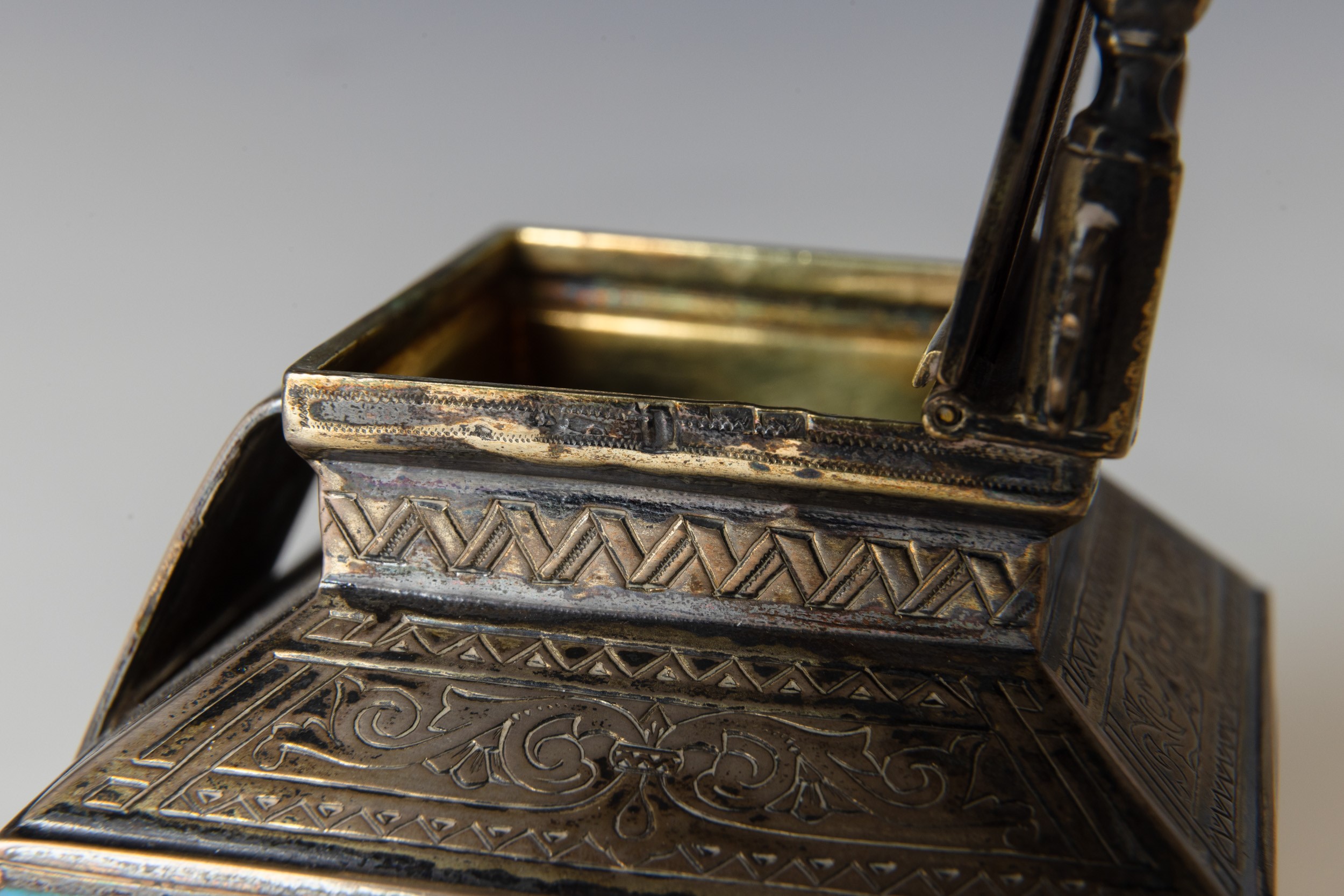 Saliera a trono. Mosca, fine XIX secolo. Marchio dell'argentiere M. Perchin (?)