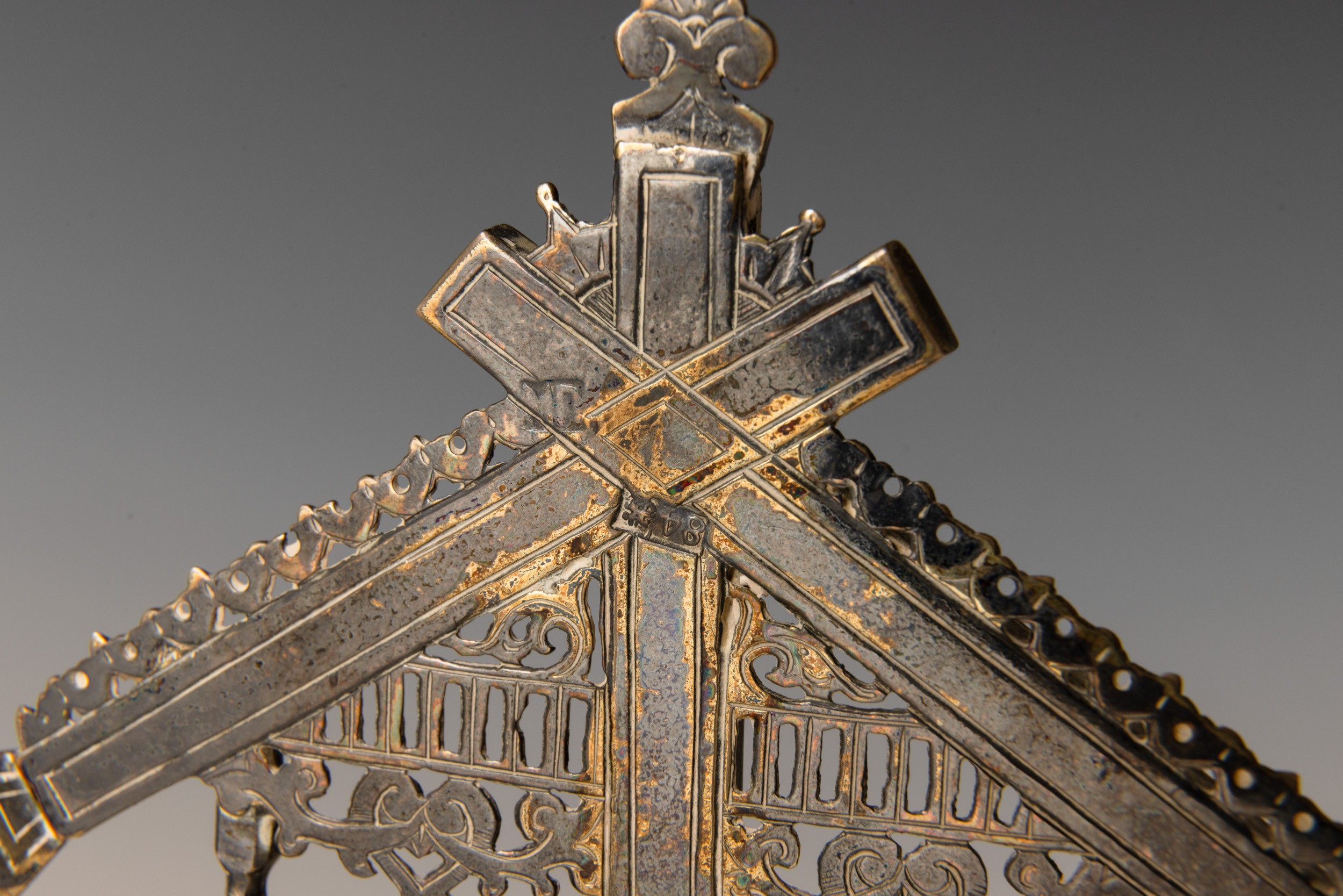 Saliera a trono. Mosca, fine XIX secolo. Marchio dell'argentiere M. Perchin (?)