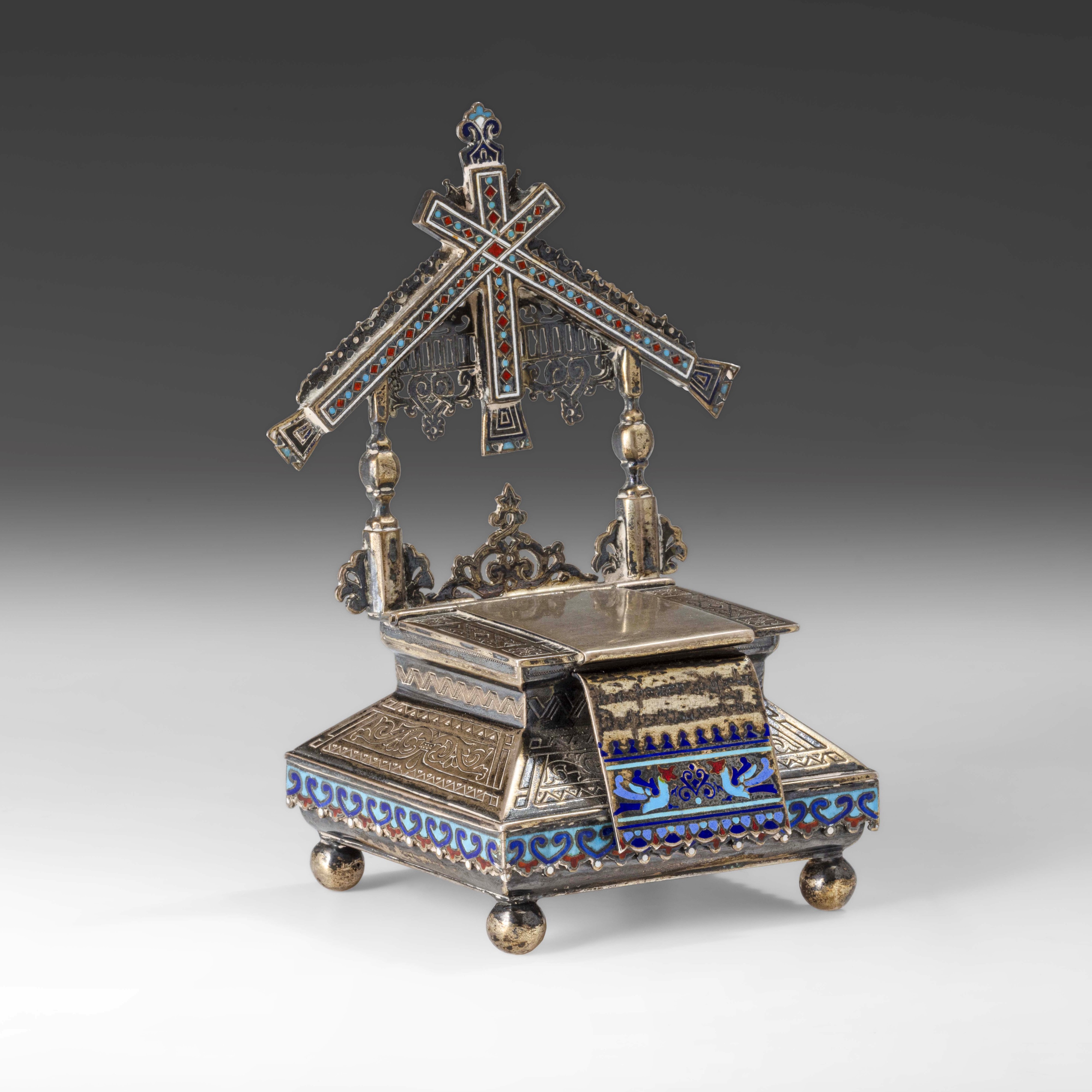 Saliera a trono. Mosca, fine XIX secolo. Marchio dell'argentiere M. Perchin (?)