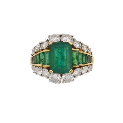 Jacente. Anello con Smeraldo di Ct 3.20 Circa e Diamanti