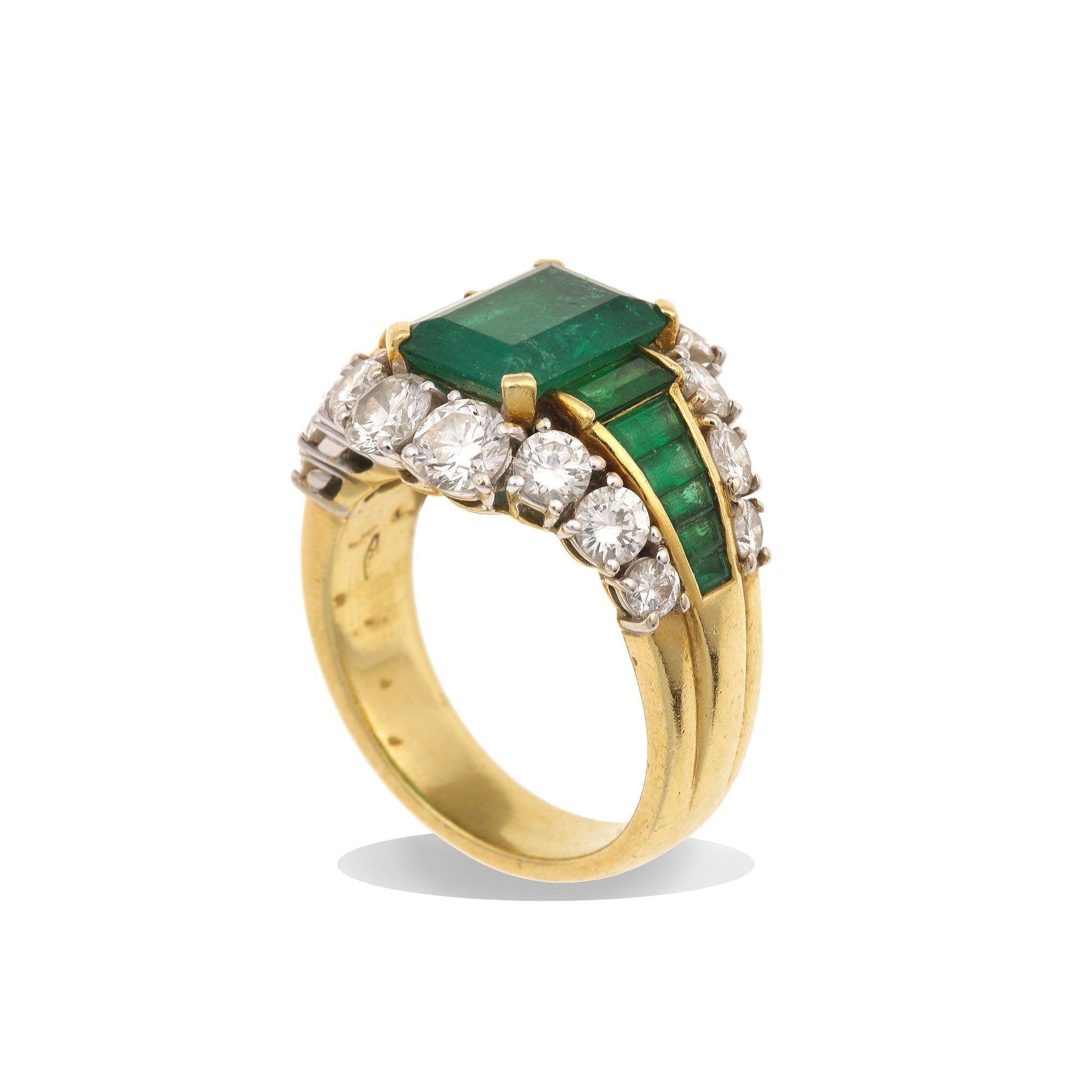 Jacente. Anello con Smeraldo di Ct 3.20 Circa e Diamanti