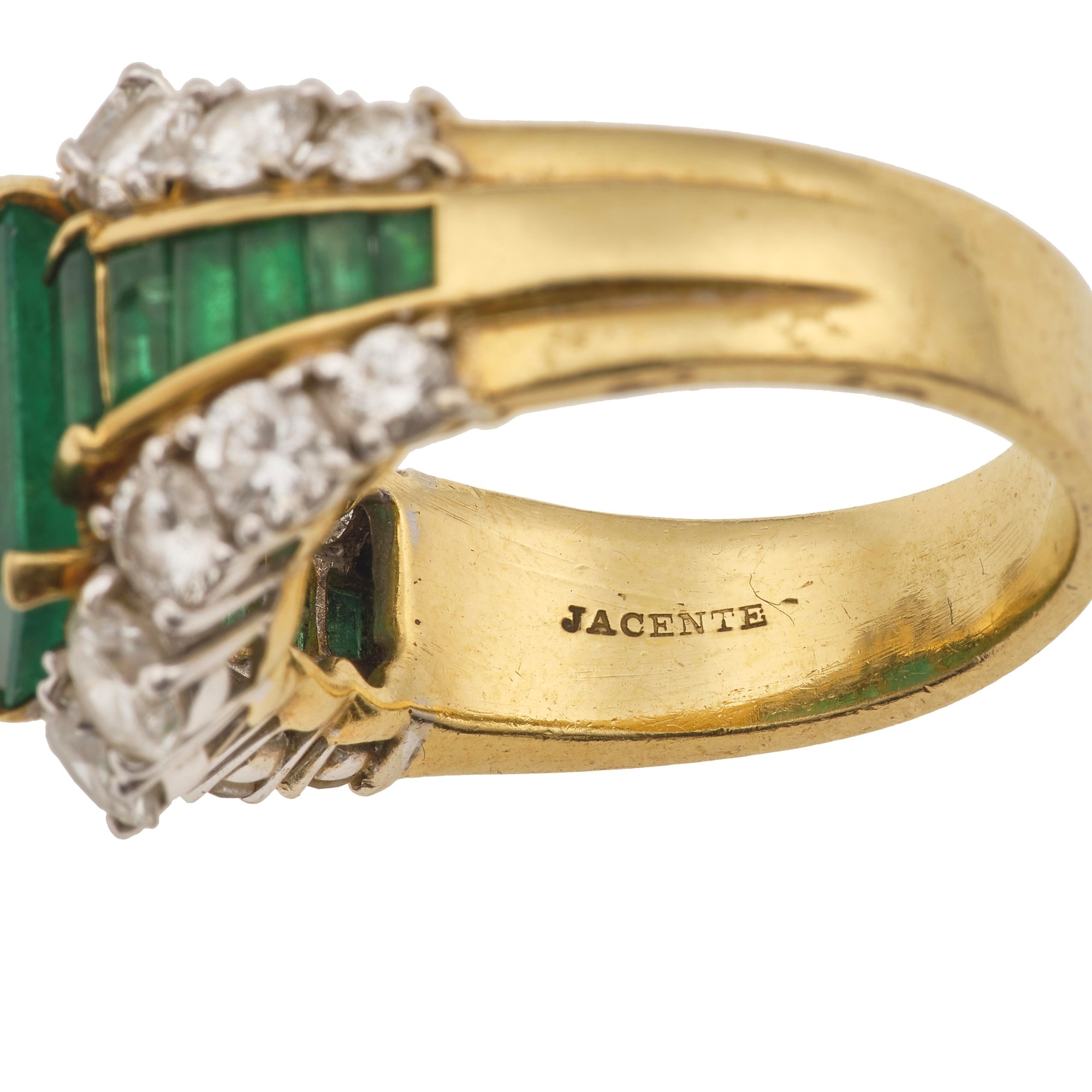 Jacente. Anello con Smeraldo di Ct 3.20 Circa e Diamanti