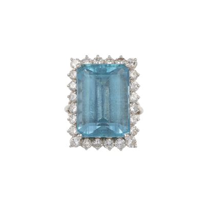 Anello con Acquamarina e Diamanti a Contorno