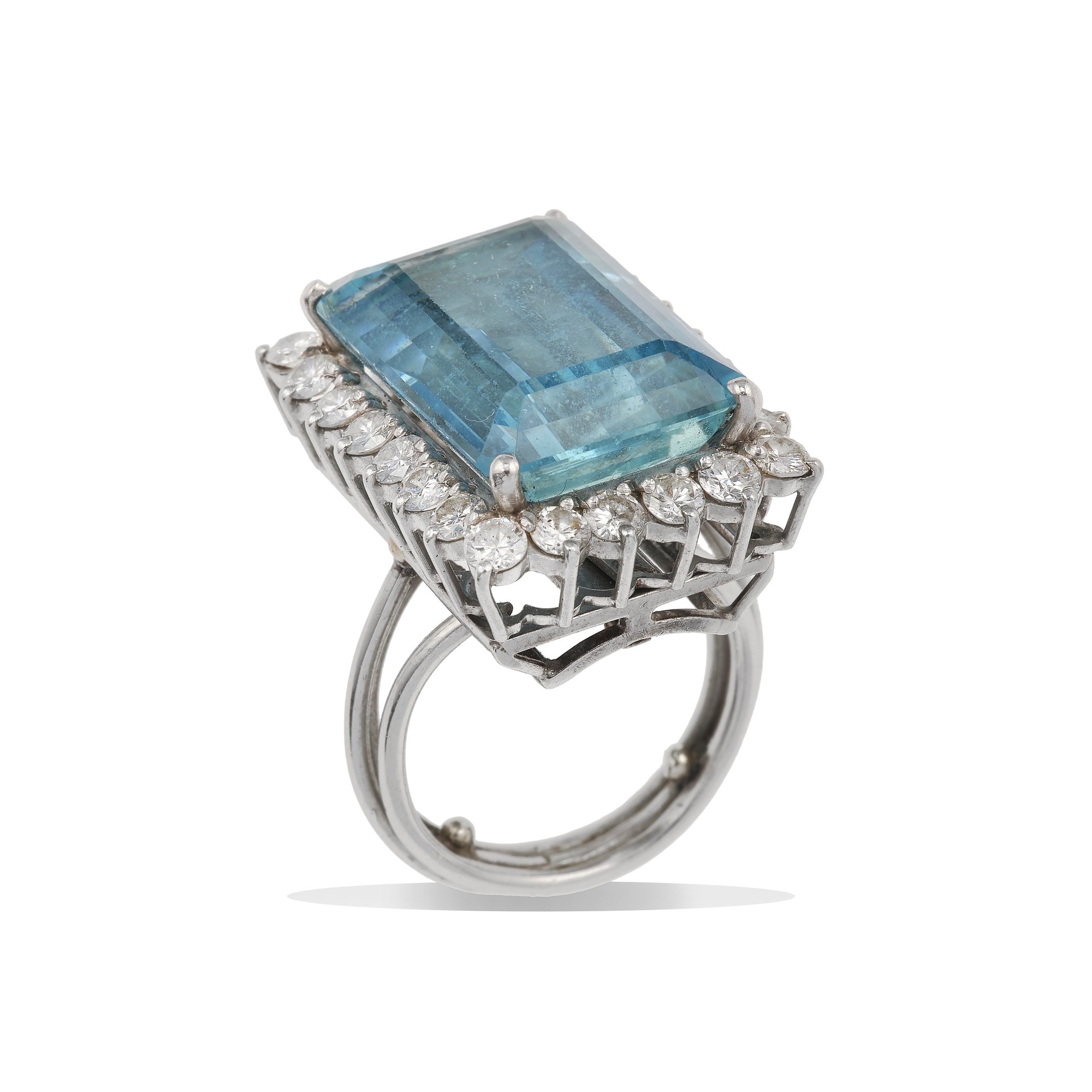 Anello con Acquamarina e Diamanti a Contorno
