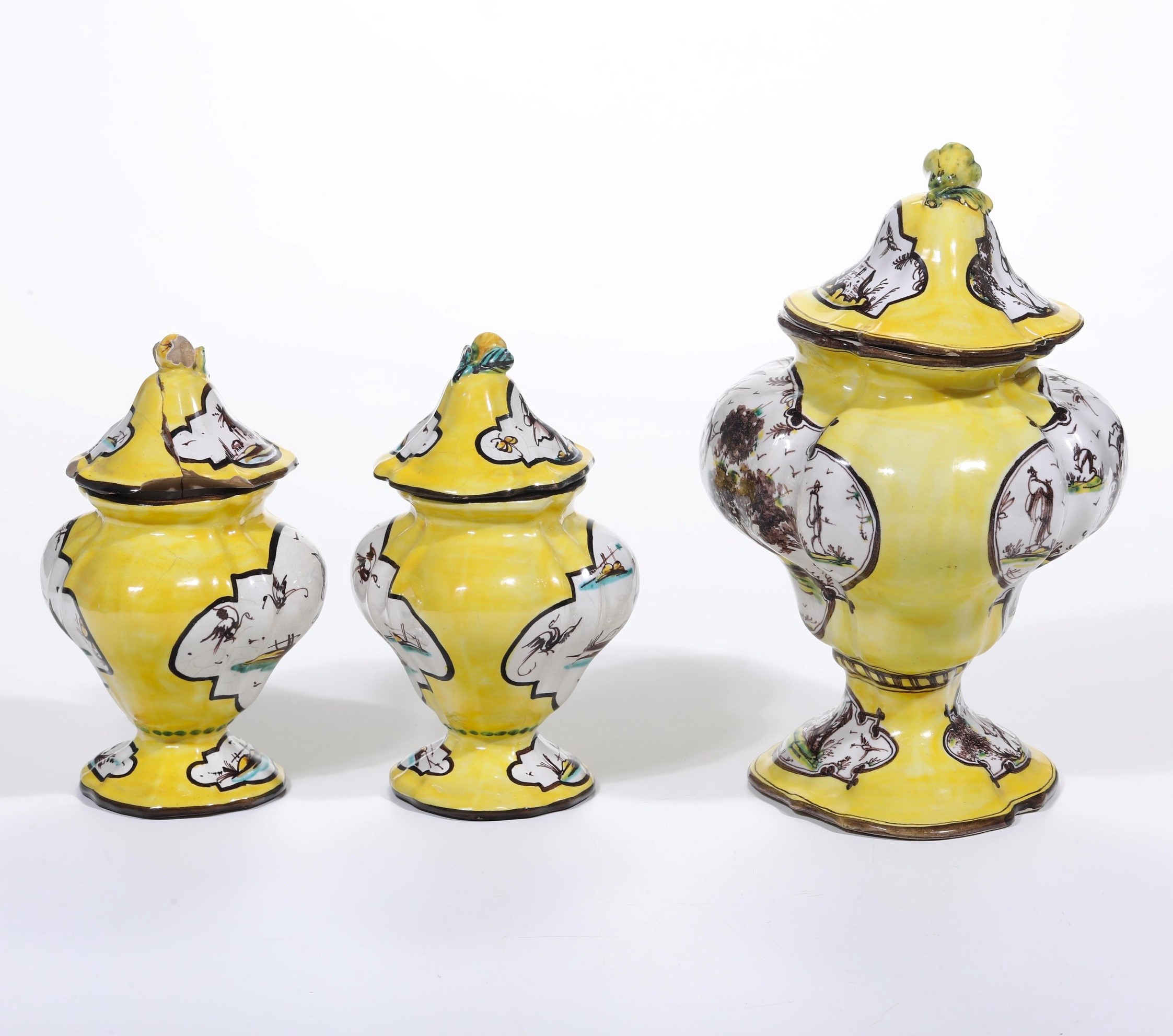 Tre vasi con coperchio. Albisola, Manifattura di Giuseppe Mazzotti, XX secolo.