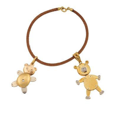 Bracciale con pendenti a forma di “Orsetti”, montatura in oro tricolore 750/1000