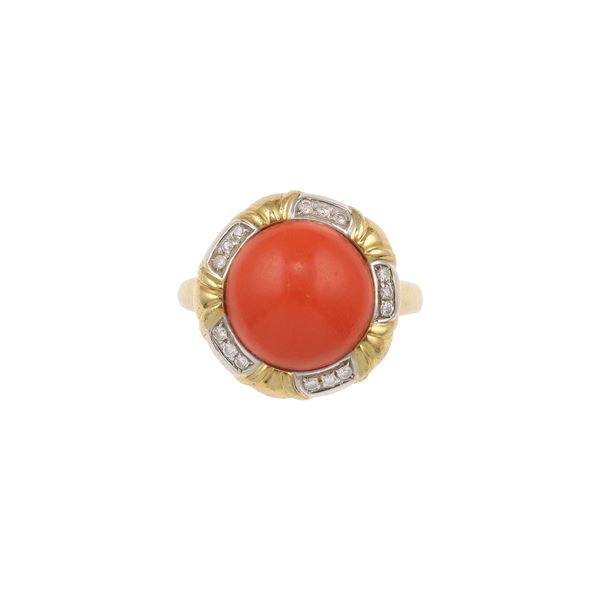 Anello con corallo taglio cabochon e piccoli diamanti