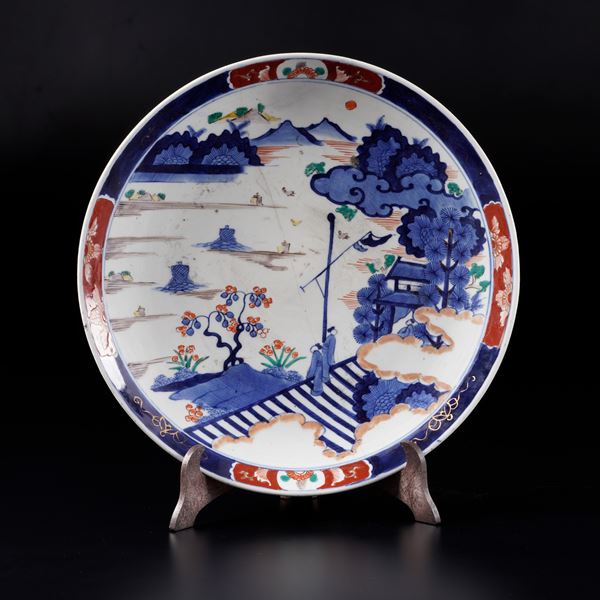 Piatto in porcellana Imari. Cina XIX secolo