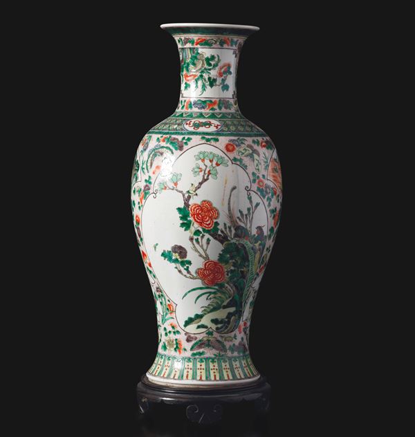 Vaso in porcellana Famiglia Verde con decori a motivi floreali, Cina, Dinastia Qing, XIX secolo