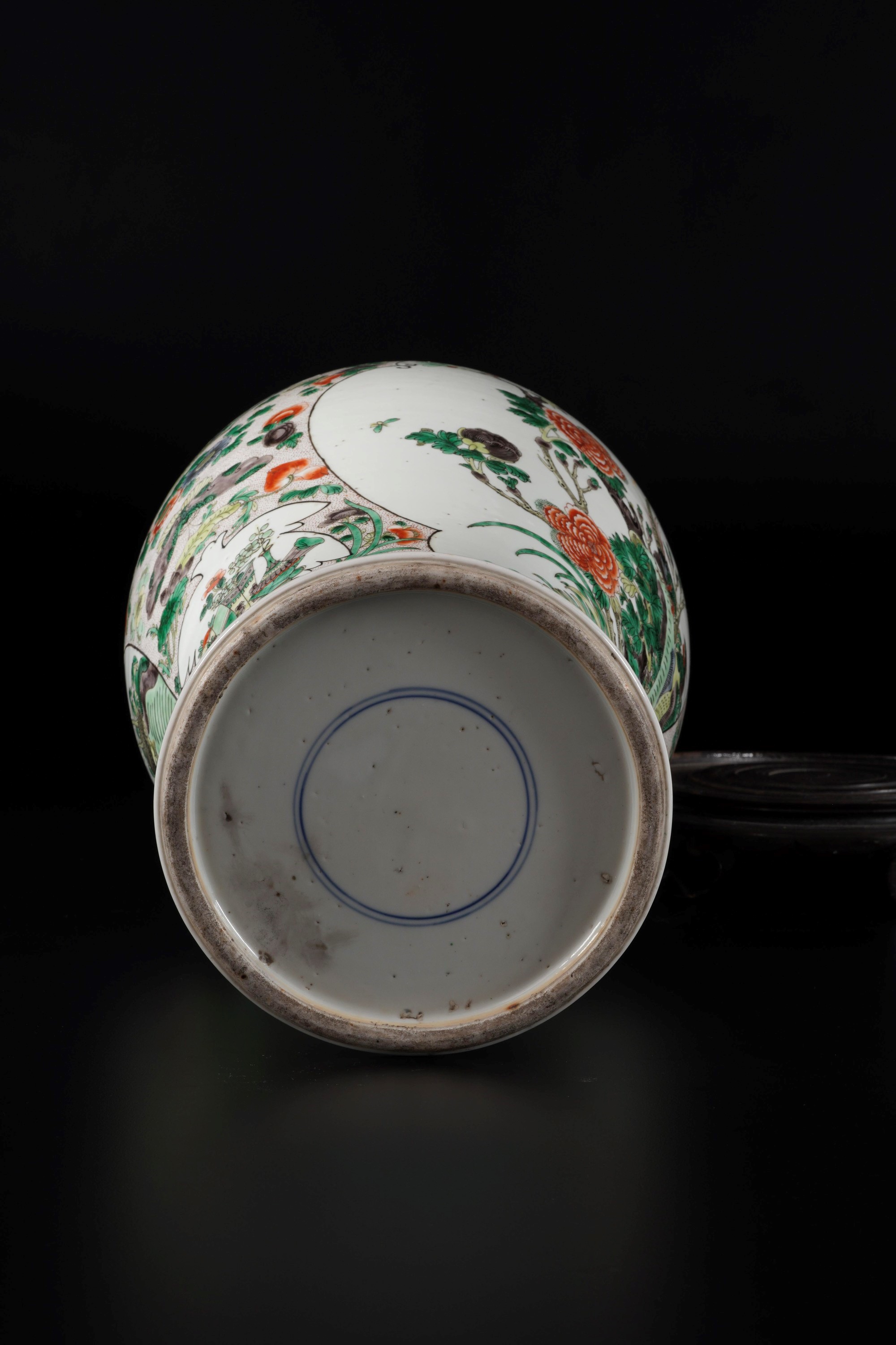 Cina, Vaso in porcellana della Famiglia Verde con decori floreali, Dinastia Qing (XIX secolo)