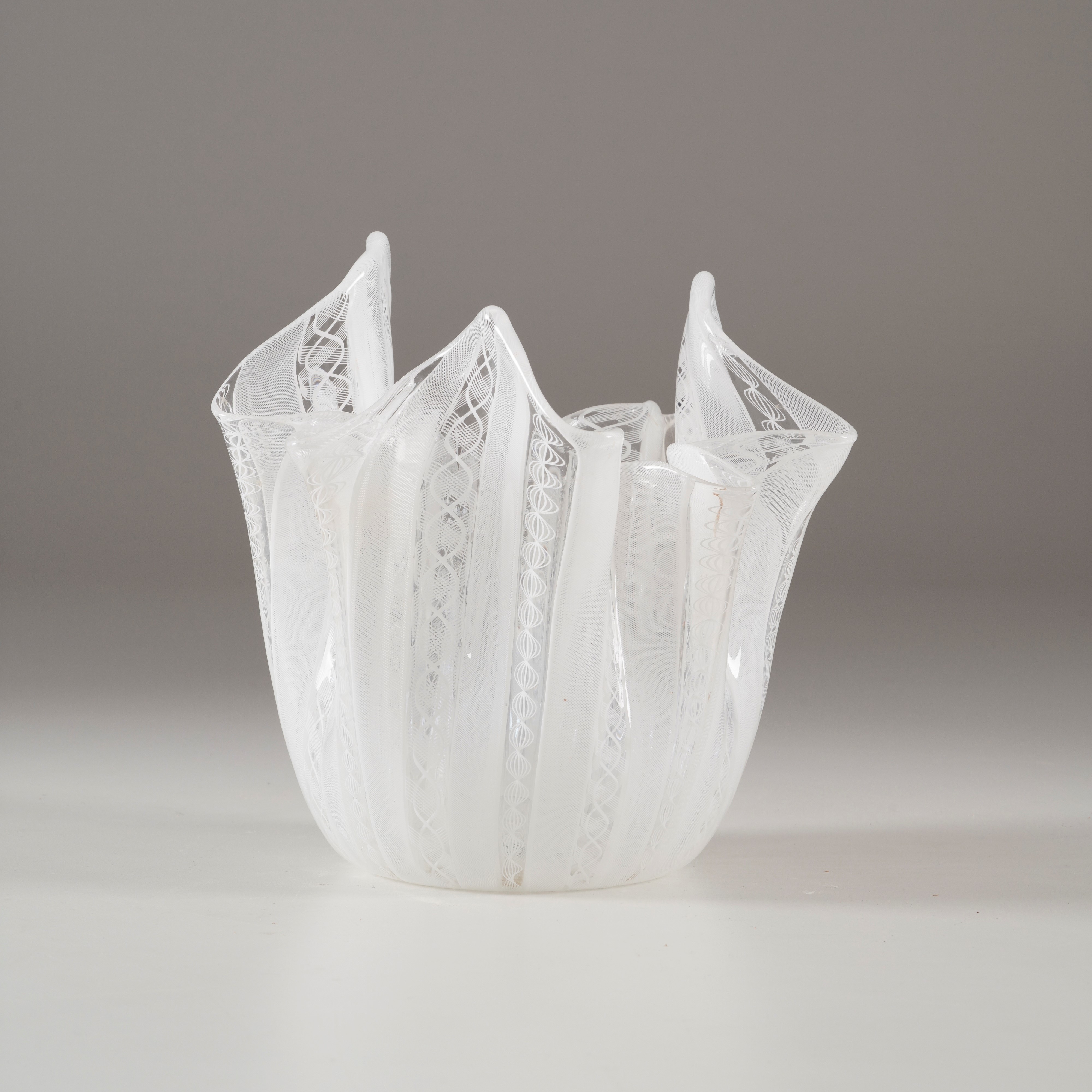 Fulvio Bianconi - Vaso a Fazzoletto Murano (circa 1970) in vetro soffiato con decoro zanfirico la...
