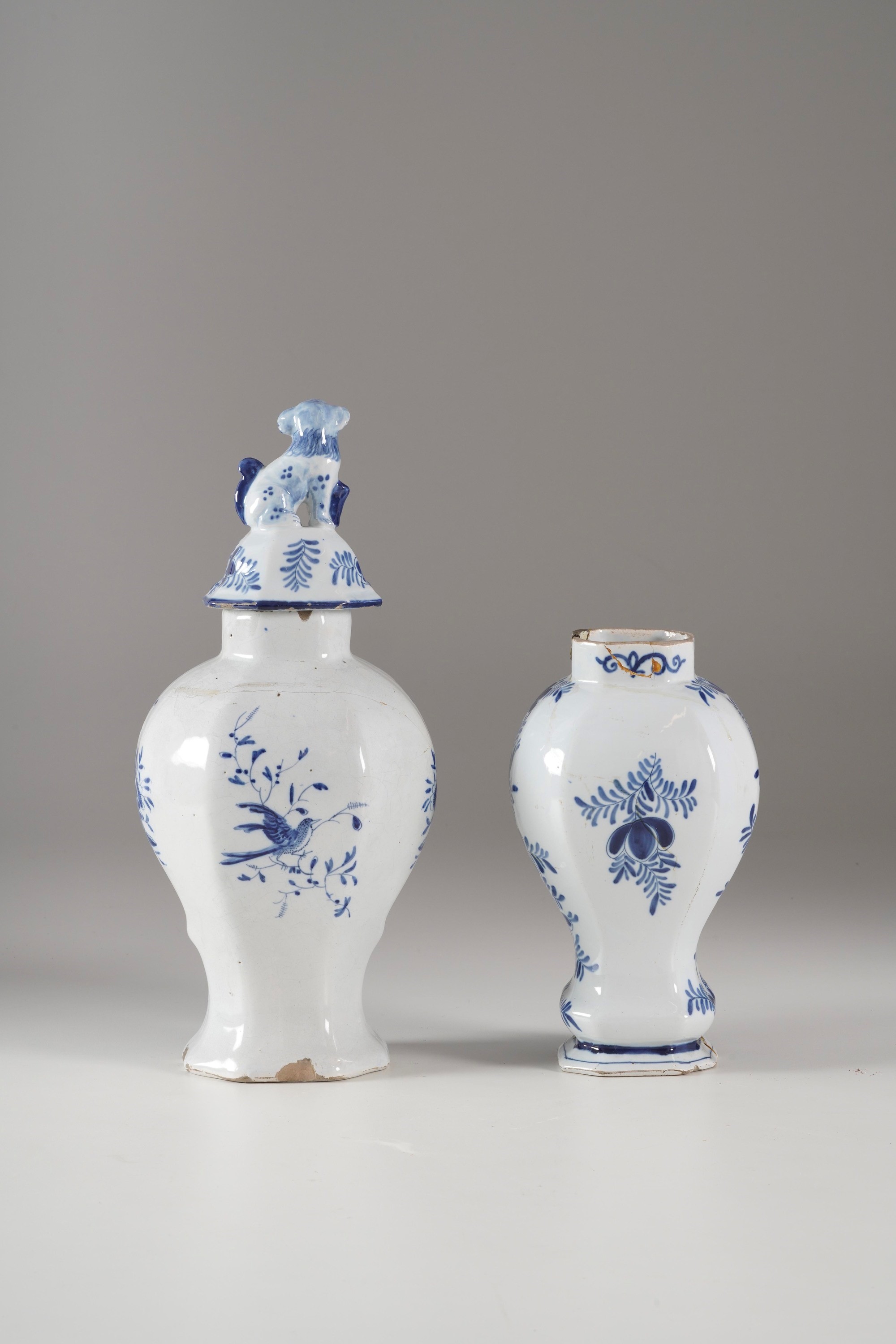 Porcellana di Delft, Vaso e Potiche con coperchio a forma di cane di Pho