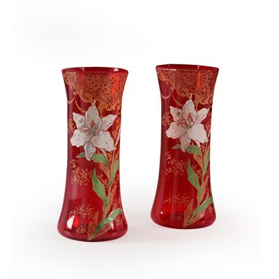 Due vasi in vetro rosso con decoro floreale