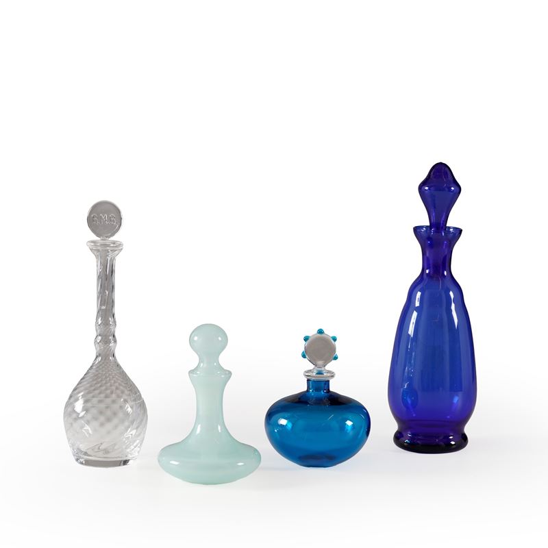 Due bottiglie e due vasi con coperchio in vetro  - Auction Antiques - Cambi Casa d'Aste