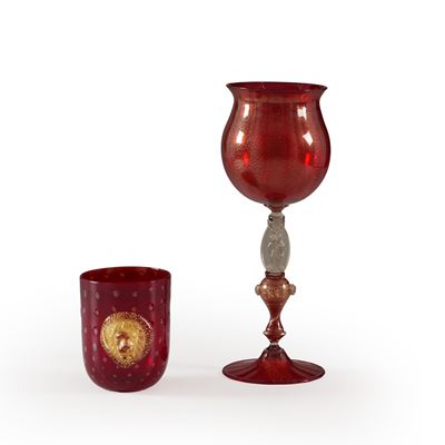 Calice e bicchiere in vetro rosso con decoro dorato