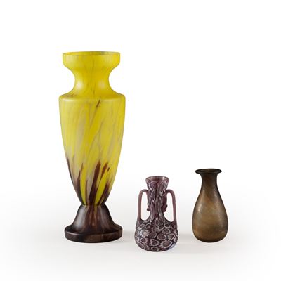 Vasi in vetro colorato, tre esemplari di cui uno a balaustro e due con decorazioni a murrine