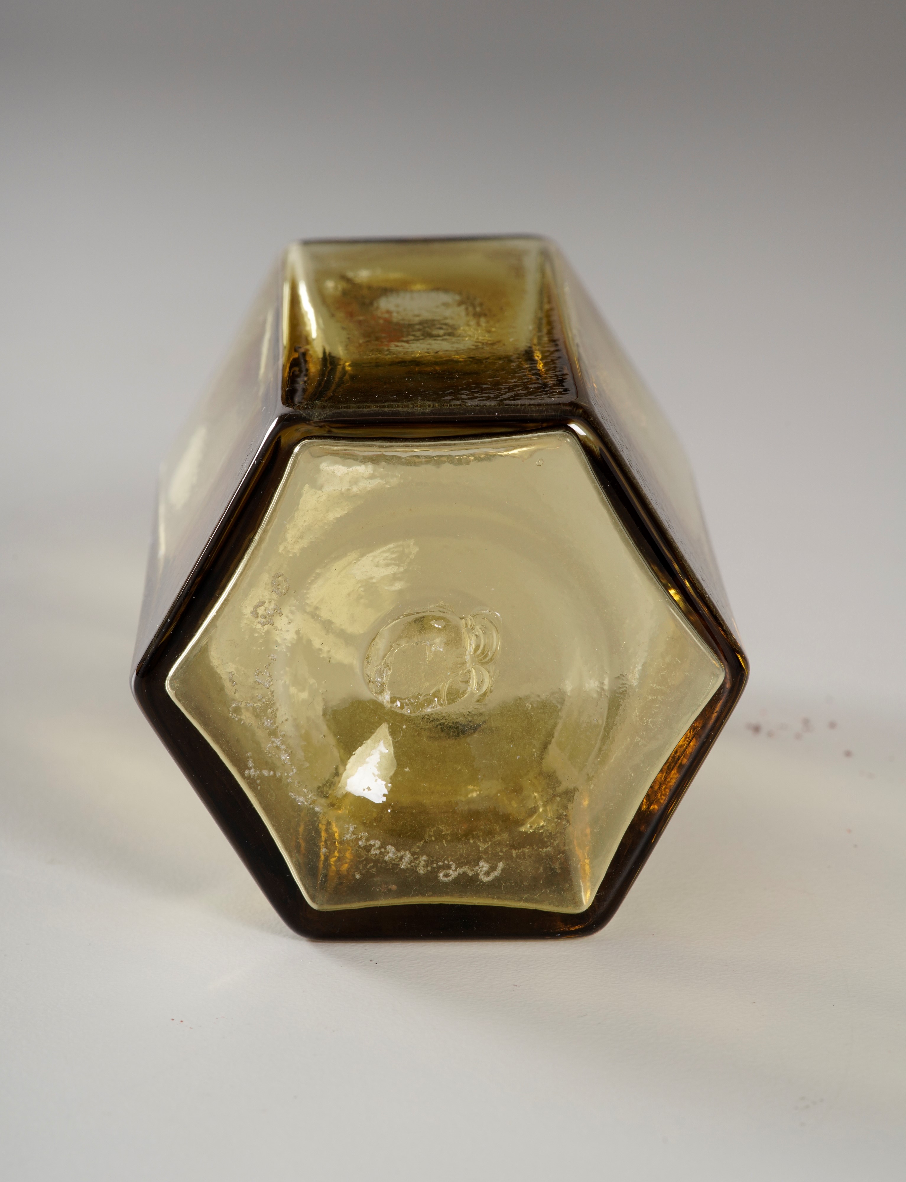 Venini, piccola bottiglia in vetro pagliésco con filo rosso (Murano, 1990 ca.)