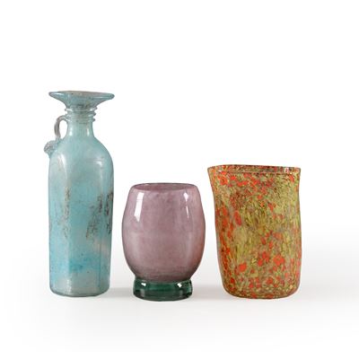 Due bicchieri e un vaso, oggetti decorativi di vari stili