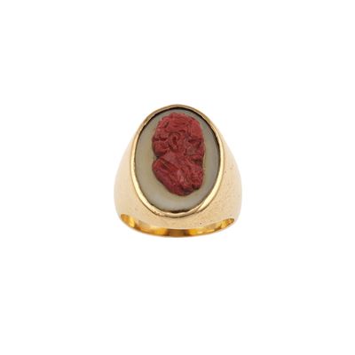 Anello con cammeo su pietra dura, oro giallo 750