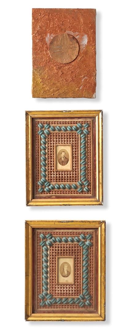 Due cornici con fotografie e opera d’arte contemporanea (datata 2011), misura massima 25×35 cm