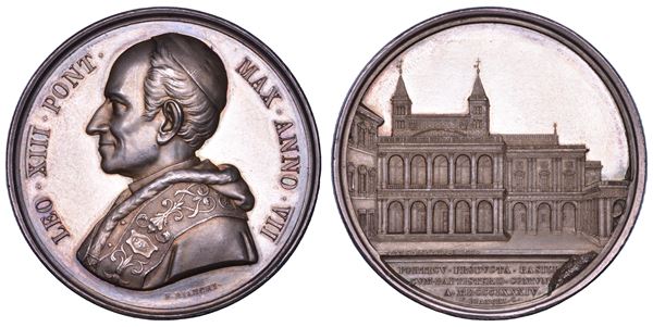 ROMA. LEONE XIII (Vincenzo Gioacchino Luigi Pecci), 1878-1903. Medaglia annuale in argento 1884/A.VII. Prolungamento del porticato della basilica di San Giovanni in Laterano.