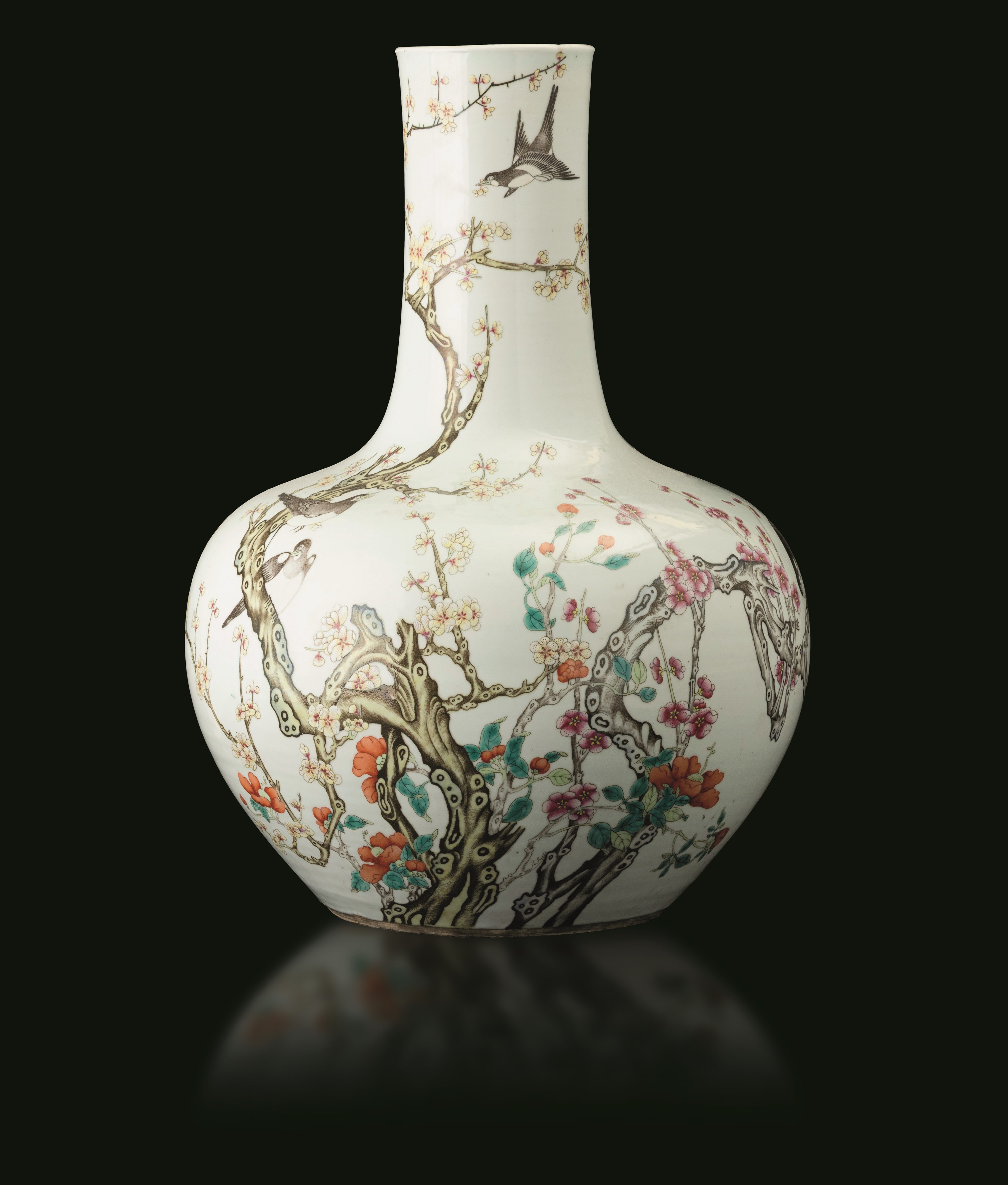 Dinastia Qing (Qianlong, 1736-1796), Grande vaso in porcellana Famiglia Rosa con uccellini tra ra...