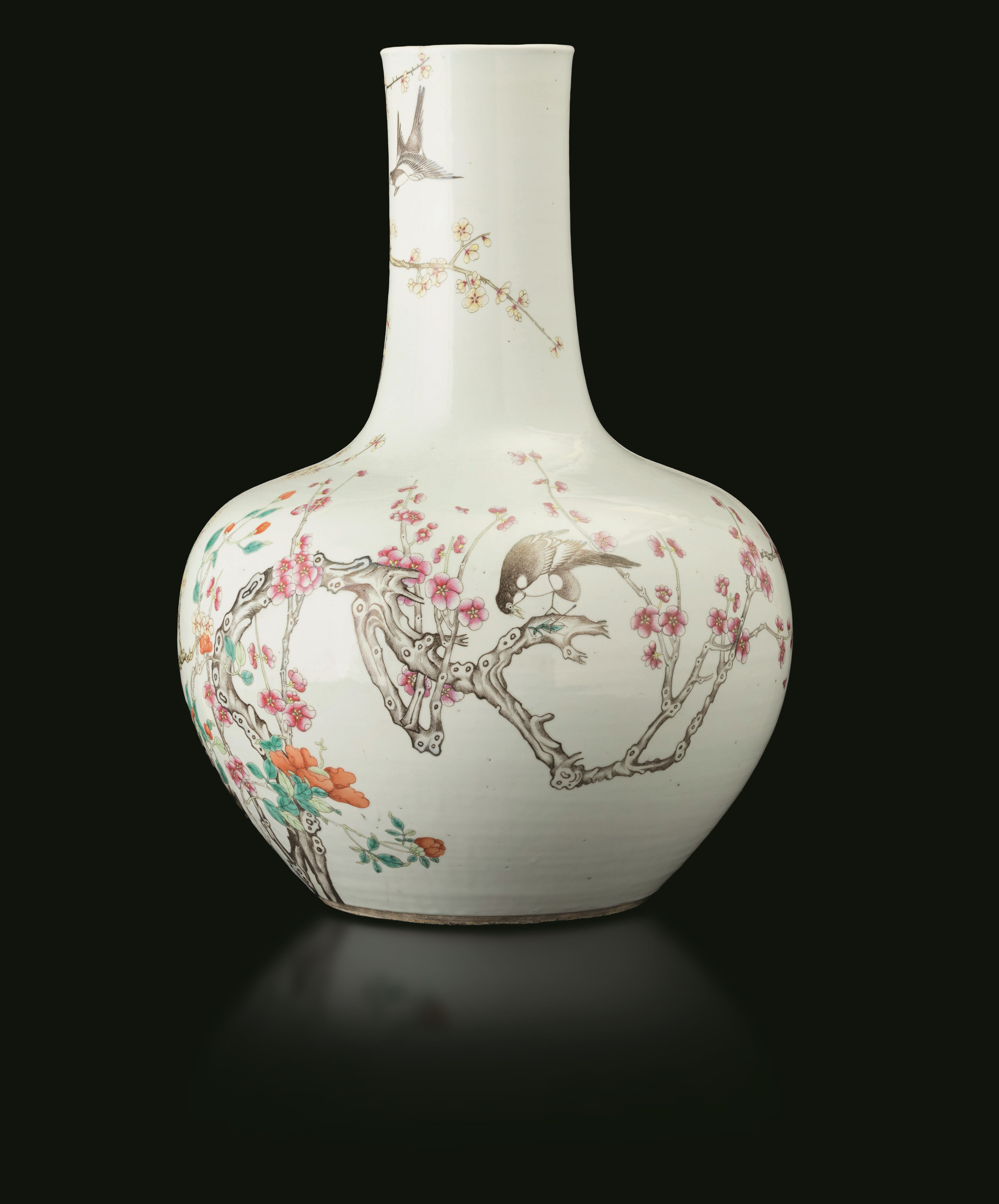 Dinastia Qing (Qianlong, 1736-1796), Grande vaso in porcellana Famiglia Rosa con uccellini tra ra...