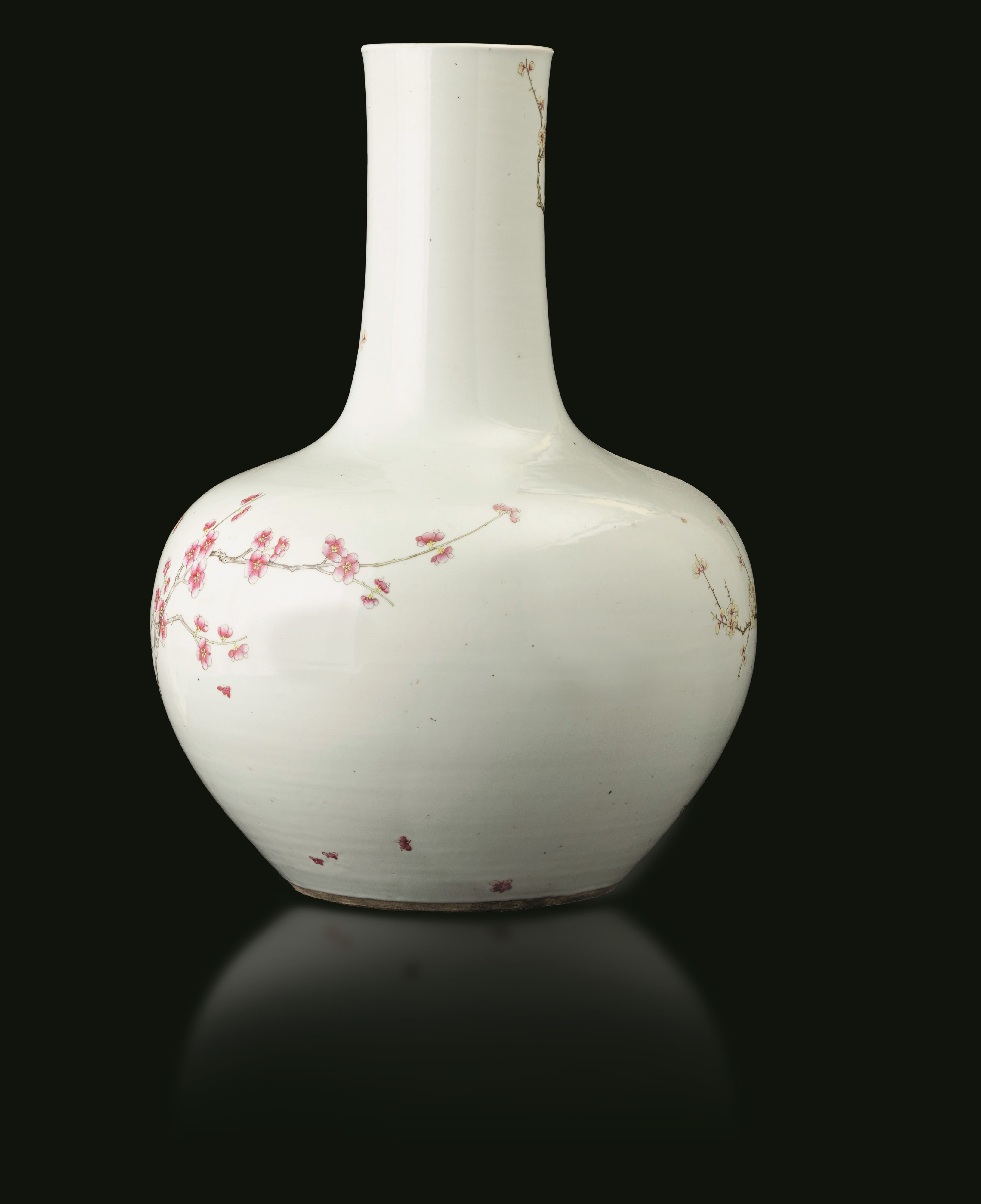 Dinastia Qing (Qianlong, 1736-1796), Grande vaso in porcellana Famiglia Rosa con uccellini tra ra...