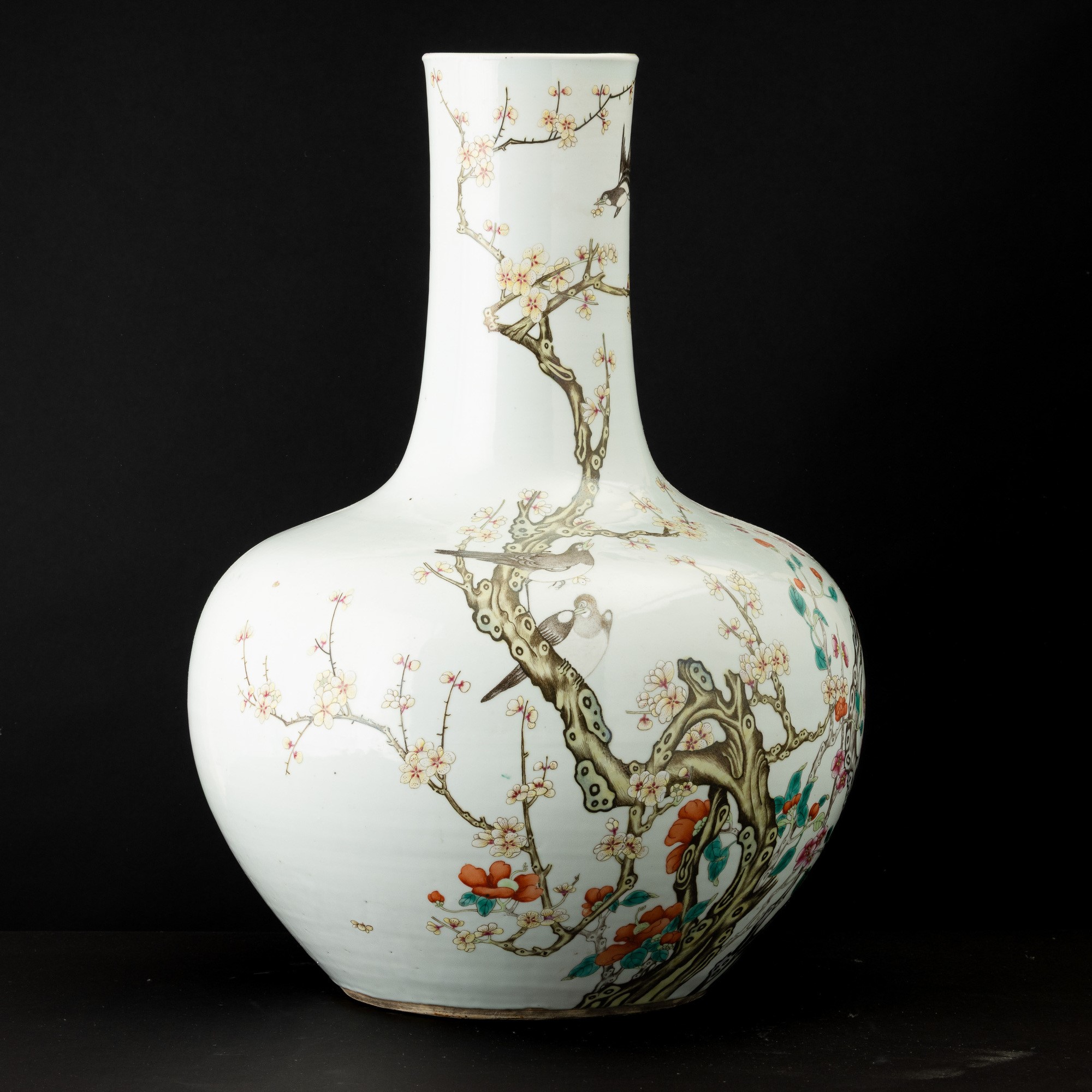 Dinastia Qing (Qianlong, 1736-1796), Grande vaso in porcellana Famiglia Rosa con uccellini tra ra...